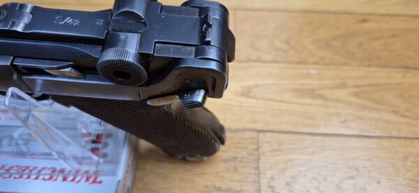 Très beau Pistolet Luger P08 - Fabrication "S/42" par Mauser - Très rare exemplaire en "G" pour 1935 - Carcasse type 1908-1918 non encore renforcée post 1936 - Un des 54.070 produits en 1935 - Arme rare - TBE+ – Image 13