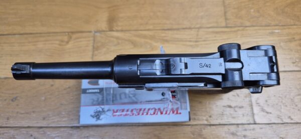 Très beau Pistolet Luger P08 - Fabrication "S/42" par Mauser - Très rare exemplaire en "G" pour 1935 - Carcasse type 1908-1918 non encore renforcée post 1936 - Un des 54.070 produits en 1935 - Arme rare - TBE+ – Image 15