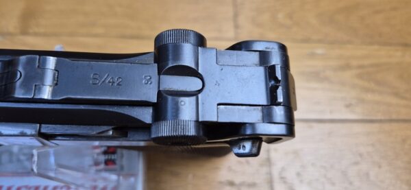 Très beau Pistolet Luger P08 - Fabrication "S/42" par Mauser - Très rare exemplaire en "G" pour 1935 - Carcasse type 1908-1918 non encore renforcée post 1936 - Un des 54.070 produits en 1935 - Arme rare - TBE+ – Image 16