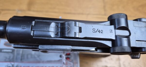 Très beau Pistolet Luger P08 - Fabrication "S/42" par Mauser - Très rare exemplaire en "G" pour 1935 - Carcasse type 1908-1918 non encore renforcée post 1936 - Un des 54.070 produits en 1935 - Arme rare - TBE+ – Image 17