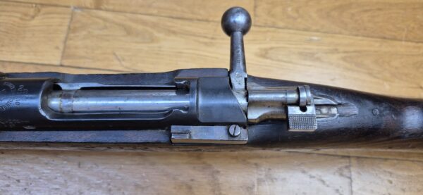 Peu courant Fusil Mauser Espagnol M1893 - Calibre d'origine 7x57 Mauser (rare) - Configuration règlementaire - Oviedo 1928 - Très bon état mécanique et bon canon -  Bronzage d'origine à 95% - Une arme surprenamment moderne - TBE – Image 14