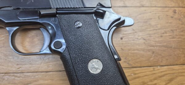 Magnifique et véritable Colt 1911 en 22LR - Arme d'entrainement - "United States Property"- Ensemble Unique - Réalisée sur base d'une conversion Colt et d'une arme superbe de 1943 - Mécanique impeccable - Canon neuf - Bronzage somptueux du plus beau Bleu Colt - Meilleure base possible à l'entrainement au 1911 - TBE++ – Image 4