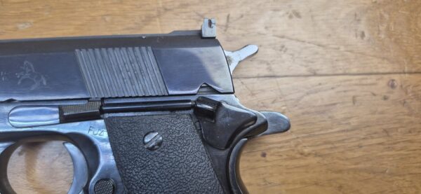 Magnifique et véritable Colt 1911 en 22LR - Arme d'entrainement - "United States Property"- Ensemble Unique - Réalisée sur base d'une conversion Colt et d'une arme superbe de 1943 - Mécanique impeccable - Canon neuf - Bronzage somptueux du plus beau Bleu Colt - Meilleure base possible à l'entrainement au 1911 - TBE++ – Image 5