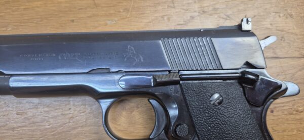 Magnifique et véritable Colt 1911 en 22LR - Arme d'entrainement - "United States Property"- Ensemble Unique - Réalisée sur base d'une conversion Colt et d'une arme superbe de 1943 - Mécanique impeccable - Canon neuf - Bronzage somptueux du plus beau Bleu Colt - Meilleure base possible à l'entrainement au 1911 - TBE++ – Image 6