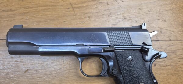 Magnifique et véritable Colt 1911 en 22LR - Arme d'entrainement - "United States Property"- Ensemble Unique - Réalisée sur base d'une conversion Colt et d'une arme superbe de 1943 - Mécanique impeccable - Canon neuf - Bronzage somptueux du plus beau Bleu Colt - Meilleure base possible à l'entrainement au 1911 - TBE++ – Image 7