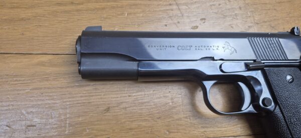 Magnifique et véritable Colt 1911 en 22LR - Arme d'entrainement - "United States Property"- Ensemble Unique - Réalisée sur base d'une conversion Colt et d'une arme superbe de 1943 - Mécanique impeccable - Canon neuf - Bronzage somptueux du plus beau Bleu Colt - Meilleure base possible à l'entrainement au 1911 - TBE++ – Image 9