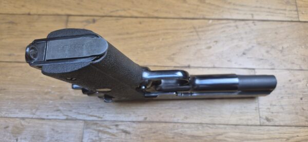 Magnifique et véritable Colt 1911 en 22LR - Arme d'entrainement - "United States Property"- Ensemble Unique - Réalisée sur base d'une conversion Colt et d'une arme superbe de 1943 - Mécanique impeccable - Canon neuf - Bronzage somptueux du plus beau Bleu Colt - Meilleure base possible à l'entrainement au 1911 - TBE++ – Image 10