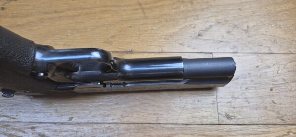 Magnifique et véritable Colt 1911 en 22LR - Arme d'entrainement - "United States Property"- Ensemble Unique - Réalisée sur base d'une conversion Colt et d'une arme superbe de 1943 - Mécanique impeccable - Canon neuf - Bronzage somptueux du plus beau Bleu Colt - Meilleure base possible à l'entrainement au 1911 - TBE++ – Image 13