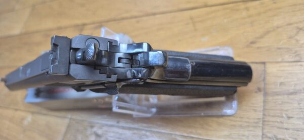 Magnifique et véritable Colt 1911 en 22LR - Arme d'entrainement - "United States Property"- Ensemble Unique - Réalisée sur base d'une conversion Colt et d'une arme superbe de 1943 - Mécanique impeccable - Canon neuf - Bronzage somptueux du plus beau Bleu Colt - Meilleure base possible à l'entrainement au 1911 - TBE++ – Image 17