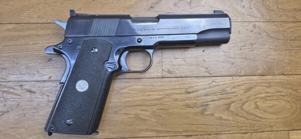 Magnifique et véritable Colt 1911 en 22LR - Arme d'entrainement - "United States Property"- Ensemble Unique - Réalisée sur base d'une conversion Colt et d'une arme superbe de 1943 - Mécanique impeccable - Canon neuf - Bronzage somptueux du plus beau Bleu Colt - Meilleure base possible à l'entrainement au 1911 - TBE++ – Image 21