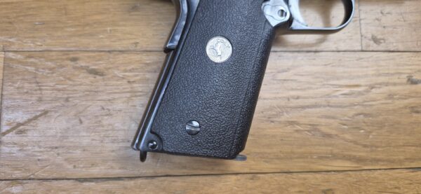 Magnifique et véritable Colt 1911 en 22LR - Arme d'entrainement - "United States Property"- Ensemble Unique - Réalisée sur base d'une conversion Colt et d'une arme superbe de 1943 - Mécanique impeccable - Canon neuf - Bronzage somptueux du plus beau Bleu Colt - Meilleure base possible à l'entrainement au 1911 - TBE++ – Image 22