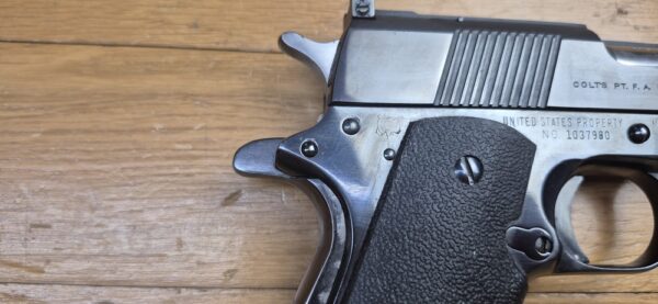 Magnifique et véritable Colt 1911 en 22LR - Arme d'entrainement - "United States Property"- Ensemble Unique - Réalisée sur base d'une conversion Colt et d'une arme superbe de 1943 - Mécanique impeccable - Canon neuf - Bronzage somptueux du plus beau Bleu Colt - Meilleure base possible à l'entrainement au 1911 - TBE++ – Image 23