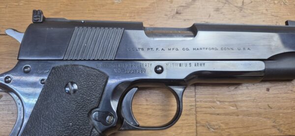 Magnifique et véritable Colt 1911 en 22LR - Arme d'entrainement - "United States Property"- Ensemble Unique - Réalisée sur base d'une conversion Colt et d'une arme superbe de 1943 - Mécanique impeccable - Canon neuf - Bronzage somptueux du plus beau Bleu Colt - Meilleure base possible à l'entrainement au 1911 - TBE++ – Image 24