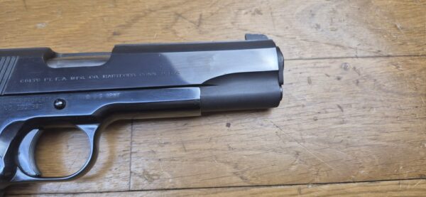 Magnifique et véritable Colt 1911 en 22LR - Arme d'entrainement - "United States Property"- Ensemble Unique - Réalisée sur base d'une conversion Colt et d'une arme superbe de 1943 - Mécanique impeccable - Canon neuf - Bronzage somptueux du plus beau Bleu Colt - Meilleure base possible à l'entrainement au 1911 - TBE++ – Image 25