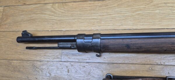Magnifique fusil G98 - Gewehr 1898 - Arsenal Spandau en 1900 - Calibre d'origine 8x57 IS - Intégralement Mono matricule sauf la baguette conforme - Bretelle cuir marron d'origine -  Attribution prestigieuse au 1er Grenadier Kronprinz "1. R. 4. 150."- TBE+ – Image 31