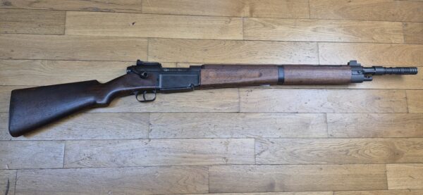 Transitoire Mas 36 doté de l'alidade de visée du Mas 36-51- Mono-matricule bois, magasin, boitier, canon - Culasse muette - Calibre d'origine 7.5 MAS -  Mécanique et bois en TBE - Canon superbe -  Arme de début 1954 - Plus que probable Mas 36 LG 48 transformé au standard 36-51 - Intéressante et peu courante variante ! - TBE+ – Image 2