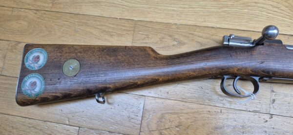 Très beau fusil de compétition Mauser suédois M96 - Fabrication Carl Gustav de 1919 - Cal. d'origine 6.5x55 Suédois -  Magasin limité à un coup (réversible - 5 coups) - Famille Mauser 1893 - Hausse de précision - Mécanique suédoise - Bronzage 97% - Canon superbe - Arme de concours - Catégorie D - TBE+ – Image 3