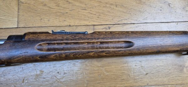 Très beau fusil de compétition Mauser suédois M96 - Fabrication Carl Gustav de 1919 - Cal. d'origine 6.5x55 Suédois -  Magasin limité à un coup (réversible - 5 coups) - Famille Mauser 1893 - Hausse de précision - Mécanique suédoise - Bronzage 97% - Canon superbe - Arme de concours - Catégorie D - TBE+ – Image 7