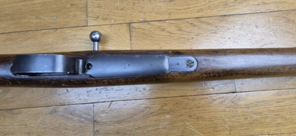 Très beau fusil de compétition Mauser suédois M96 - Fabrication Carl Gustav de 1919 - Cal. d'origine 6.5x55 Suédois -  Magasin limité à un coup (réversible - 5 coups) - Famille Mauser 1893 - Hausse de précision - Mécanique suédoise - Bronzage 97% - Canon superbe - Arme de concours - Catégorie D - TBE+ – Image 14