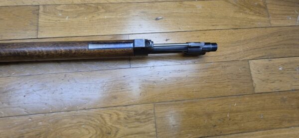Très beau fusil de compétition Mauser suédois M96 - Fabrication Carl Gustav de 1919 - Cal. d'origine 6.5x55 Suédois -  Magasin limité à un coup (réversible - 5 coups) - Famille Mauser 1893 - Hausse de précision - Mécanique suédoise - Bronzage 97% - Canon superbe - Arme de concours - Catégorie D - TBE+ – Image 17