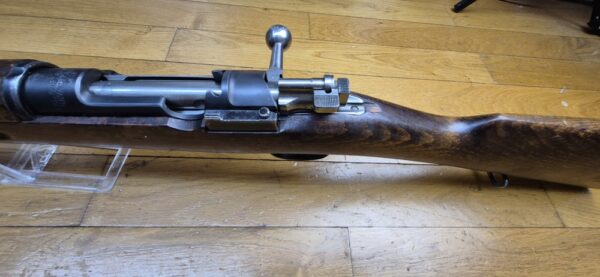 Très beau fusil de compétition Mauser suédois M96 - Fabrication Carl Gustav de 1919 - Cal. d'origine 6.5x55 Suédois -  Magasin limité à un coup (réversible - 5 coups) - Famille Mauser 1893 - Hausse de précision - Mécanique suédoise - Bronzage 97% - Canon superbe - Arme de concours - Catégorie D - TBE+ – Image 20