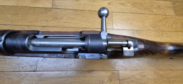 Très beau fusil de compétition Mauser suédois M96 - Fabrication Carl Gustav de 1919 - Cal. d'origine 6.5x55 Suédois -  Magasin limité à un coup (réversible - 5 coups) - Famille Mauser 1893 - Hausse de précision - Mécanique suédoise - Bronzage 97% - Canon superbe - Arme de concours - Catégorie D - TBE+ – Image 21