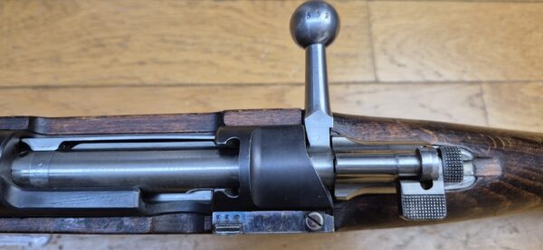Très beau fusil de compétition Mauser suédois M96 - Fabrication Carl Gustav de 1919 - Cal. d'origine 6.5x55 Suédois -  Magasin limité à un coup (réversible - 5 coups) - Famille Mauser 1893 - Hausse de précision - Mécanique suédoise - Bronzage 97% - Canon superbe - Arme de concours - Catégorie D - TBE+ – Image 22