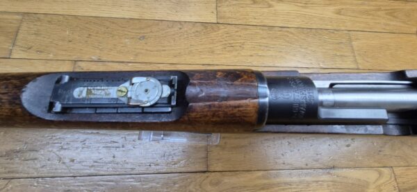 Très beau fusil de compétition Mauser suédois M96 - Fabrication Carl Gustav de 1919 - Cal. d'origine 6.5x55 Suédois -  Magasin limité à un coup (réversible - 5 coups) - Famille Mauser 1893 - Hausse de précision - Mécanique suédoise - Bronzage 97% - Canon superbe - Arme de concours - Catégorie D - TBE+ – Image 23