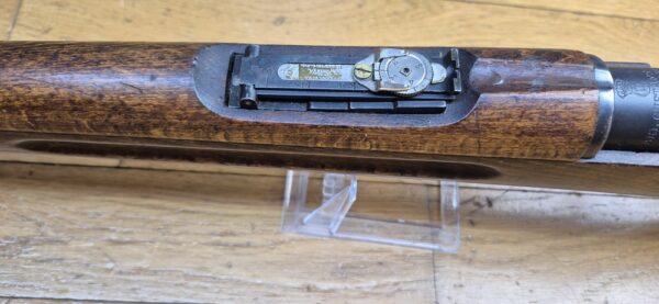 Très beau fusil de compétition Mauser suédois M96 - Fabrication Carl Gustav de 1919 - Cal. d'origine 6.5x55 Suédois -  Magasin limité à un coup (réversible - 5 coups) - Famille Mauser 1893 - Hausse de précision - Mécanique suédoise - Bronzage 97% - Canon superbe - Arme de concours - Catégorie D - TBE+ – Image 24