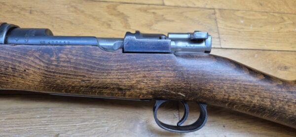 Très beau fusil de compétition Mauser suédois M96 - Fabrication Carl Gustav de 1919 - Cal. d'origine 6.5x55 Suédois -  Magasin limité à un coup (réversible - 5 coups) - Famille Mauser 1893 - Hausse de précision - Mécanique suédoise - Bronzage 97% - Canon superbe - Arme de concours - Catégorie D - TBE+ – Image 31