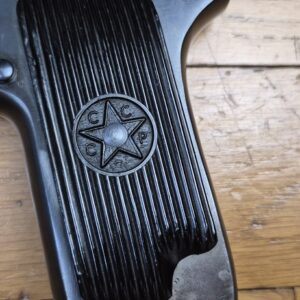 Beau Pistolet Tokarev TT-33 - Arme soviétique de 1945 - Cal. 7,62TT - Arsenal de Ijevsk -  Excellente apparence sans marques de manipulation - Très bonne mécanique - Canon superbe - Plaquettes d'origine - TBE+