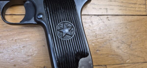 Beau Pistolet Tokarev TT-33 - Arme soviétique de 1945 - Cal. 7,62TT - Arsenal de Ijevsk -  Excellente apparence sans marques de manipulation - Très bonne mécanique - Canon superbe - Plaquettes d'origine - TBE+