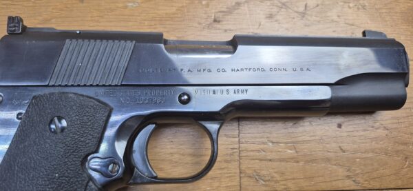 Magnifique et véritable Colt 1911 en 22LR - Arme d'entrainement - "United States Property"- Ensemble Unique - Réalisée sur base d'une conversion Colt et d'une arme superbe de 1943 - Mécanique impeccable - Canon neuf - Bronzage somptueux du plus beau Bleu Colt - Meilleure base possible à l'entrainement au 1911 - TBE++