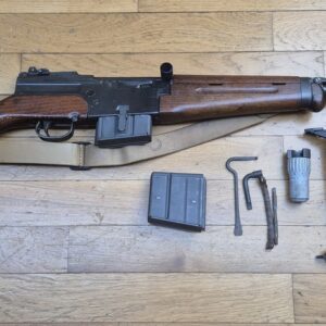Beau et très peu courant Fusil semi-automatique MAS 49-56 - Calibre d’origine 7,5 x 54 MAS - Arme mythique -  Très bon fonctionnement mécanique - Beau canon à rayures bien nettes -  Bel état esthétique - deux chargeurs 10 coups- Dispositif de tir de nuit et de tir à blanc (rare)- Bretelle - Arme rare et en TBE+