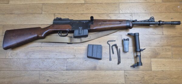 Beau et très peu courant Fusil semi-automatique MAS 49-56 - Calibre d’origine 7,5 x 54 MAS - Arme mythique -  Très bon fonctionnement mécanique - Beau canon à rayures bien nettes -  Bel état esthétique - deux chargeurs 10 coups- Dispositif de tir de nuit et de tir à blanc (rare)- Bretelle - Arme rare et en TBE+