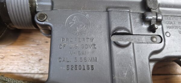 Splendide et Rare carabine M16 A1 - Arme réglementaire "US Governement Property" - Fabrication Colt de 1973 ! -  Époque guerre du Vietnam - Calibre 5.56 Otan - Arme mythique du XX° siècle - Canon et mécanique parfaits - Excellent état esthétique - TBE++