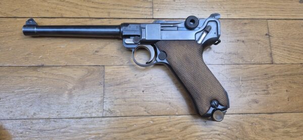 Exceptionnel Pistolet Luger P04 de Marine - Empire allemand 1ière Guerre mondiale - Arme de la 5° livraison de 8.000 armes en 1916-1917 - Cal. 9x19 - Arme en état d'exception mono-matricule jusqu'au chargeur inclus - Un des 34.000 P04 en tout - Excellent état mécanique - État esthétique superbe - Tout dernier modèle de la DMW en 1917 - Pièce très rare et summum de collection - TBE+++ – Image 2