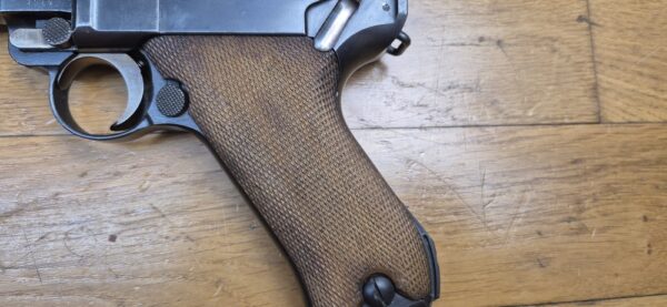 Exceptionnel Pistolet Luger P04 de Marine - Empire allemand 1ière Guerre mondiale - Arme de la 5° livraison de 8.000 armes en 1916-1917 - Cal. 9x19 - Arme en état d'exception mono-matricule jusqu'au chargeur inclus - Un des 34.000 P04 en tout - Excellent état mécanique - État esthétique superbe - Tout dernier modèle de la DMW en 1917 - Pièce très rare et summum de collection - TBE+++ – Image 4