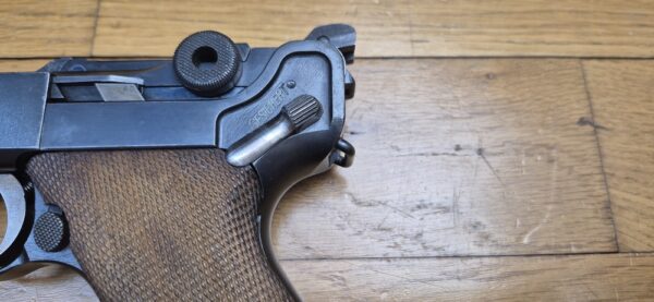 Exceptionnel Pistolet Luger P04 de Marine - Empire allemand 1ière Guerre mondiale - Arme de la 5° livraison de 8.000 armes en 1916-1917 - Cal. 9x19 - Arme en état d'exception mono-matricule jusqu'au chargeur inclus - Un des 34.000 P04 en tout - Excellent état mécanique - État esthétique superbe - Tout dernier modèle de la DMW en 1917 - Pièce très rare et summum de collection - TBE+++ – Image 5