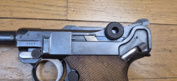 Exceptionnel Pistolet Luger P04 de Marine - Empire allemand 1ière Guerre mondiale - Arme de la 5° livraison de 8.000 armes en 1916-1917 - Cal. 9x19 - Arme en état d'exception mono-matricule jusqu'au chargeur inclus - Un des 34.000 P04 en tout - Excellent état mécanique - État esthétique superbe - Tout dernier modèle de la DMW en 1917 - Pièce très rare et summum de collection - TBE+++ – Image 6