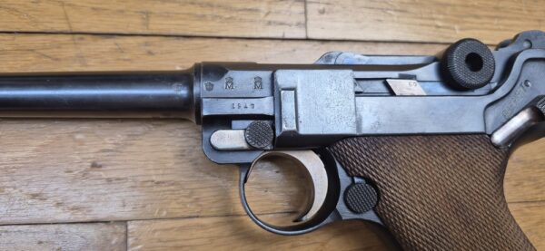 Exceptionnel Pistolet Luger P04 de Marine - Empire allemand 1ière Guerre mondiale - Arme de la 5° livraison de 8.000 armes en 1916-1917 - Cal. 9x19 - Arme en état d'exception mono-matricule jusqu'au chargeur inclus - Un des 34.000 P04 en tout - Excellent état mécanique - État esthétique superbe - Tout dernier modèle de la DMW en 1917 - Pièce très rare et summum de collection - TBE+++ – Image 7