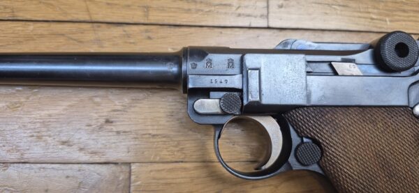 Exceptionnel Pistolet Luger P04 de Marine - Empire allemand 1ière Guerre mondiale - Arme de la 5° livraison de 8.000 armes en 1916-1917 - Cal. 9x19 - Arme en état d'exception mono-matricule jusqu'au chargeur inclus - Un des 34.000 P04 en tout - Excellent état mécanique - État esthétique superbe - Tout dernier modèle de la DMW en 1917 - Pièce très rare et summum de collection - TBE+++ – Image 8