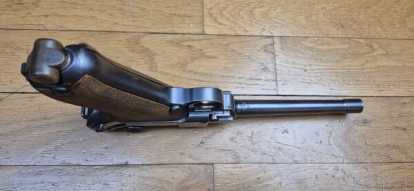 Exceptionnel Pistolet Luger P04 de Marine - Empire allemand 1ière Guerre mondiale - Arme de la 5° livraison de 8.000 armes en 1916-1917 - Cal. 9x19 - Arme en état d'exception mono-matricule jusqu'au chargeur inclus - Un des 34.000 P04 en tout - Excellent état mécanique - État esthétique superbe - Tout dernier modèle de la DMW en 1917 - Pièce très rare et summum de collection - TBE+++ – Image 11