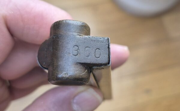 Exceptionnel Pistolet Luger P04 de Marine - Empire allemand 1ière Guerre mondiale - Arme de la 5° livraison de 8.000 armes en 1916-1917 - Cal. 9x19 - Arme en état d'exception mono-matricule jusqu'au chargeur inclus - Un des 34.000 P04 en tout - Excellent état mécanique - État esthétique superbe - Tout dernier modèle de la DMW en 1917 - Pièce très rare et summum de collection - TBE+++ – Image 13