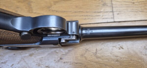 Exceptionnel Pistolet Luger P04 de Marine - Empire allemand 1ière Guerre mondiale - Arme de la 5° livraison de 8.000 armes en 1916-1917 - Cal. 9x19 - Arme en état d'exception mono-matricule jusqu'au chargeur inclus - Un des 34.000 P04 en tout - Excellent état mécanique - État esthétique superbe - Tout dernier modèle de la DMW en 1917 - Pièce très rare et summum de collection - TBE+++ – Image 16