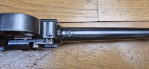Exceptionnel Pistolet Luger P04 de Marine - Empire allemand 1ière Guerre mondiale - Arme de la 5° livraison de 8.000 armes en 1916-1917 - Cal. 9x19 - Arme en état d'exception mono-matricule jusqu'au chargeur inclus - Un des 34.000 P04 en tout - Excellent état mécanique - État esthétique superbe - Tout dernier modèle de la DMW en 1917 - Pièce très rare et summum de collection - TBE+++ – Image 17