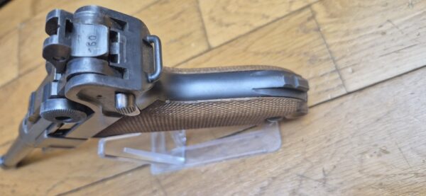Exceptionnel Pistolet Luger P04 de Marine - Empire allemand 1ière Guerre mondiale - Arme de la 5° livraison de 8.000 armes en 1916-1917 - Cal. 9x19 - Arme en état d'exception mono-matricule jusqu'au chargeur inclus - Un des 34.000 P04 en tout - Excellent état mécanique - État esthétique superbe - Tout dernier modèle de la DMW en 1917 - Pièce très rare et summum de collection - TBE+++ – Image 19