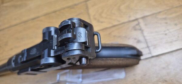 Exceptionnel Pistolet Luger P04 de Marine - Empire allemand 1ière Guerre mondiale - Arme de la 5° livraison de 8.000 armes en 1916-1917 - Cal. 9x19 - Arme en état d'exception mono-matricule jusqu'au chargeur inclus - Un des 34.000 P04 en tout - Excellent état mécanique - État esthétique superbe - Tout dernier modèle de la DMW en 1917 - Pièce très rare et summum de collection - TBE+++ – Image 20