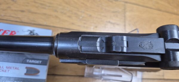 Exceptionnel Pistolet Luger P04 de Marine - Empire allemand 1ière Guerre mondiale - Arme de la 5° livraison de 8.000 armes en 1916-1917 - Cal. 9x19 - Arme en état d'exception mono-matricule jusqu'au chargeur inclus - Un des 34.000 P04 en tout - Excellent état mécanique - État esthétique superbe - Tout dernier modèle de la DMW en 1917 - Pièce très rare et summum de collection - TBE+++ – Image 22