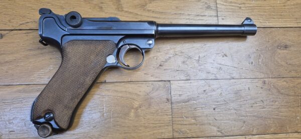 Exceptionnel Pistolet Luger P04 de Marine - Empire allemand 1ière Guerre mondiale - Arme de la 5° livraison de 8.000 armes en 1916-1917 - Cal. 9x19 - Arme en état d'exception mono-matricule jusqu'au chargeur inclus - Un des 34.000 P04 en tout - Excellent état mécanique - État esthétique superbe - Tout dernier modèle de la DMW en 1917 - Pièce très rare et summum de collection - TBE+++ – Image 24